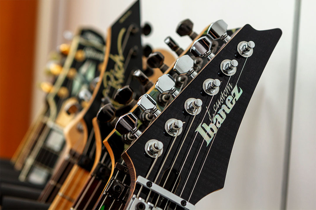 Ibanez J. Custom, Ibanez Steve Vai Flower Pattern, Gibson Les Paul Standard, Gibson Les Paul Custom Zakk Wylde, Kramer Pacer de Luxe, Fender Am.Stratocaster de Luxe (HSS), B.C.Rich Gunslinger, Yamaha CPX 500, Ernie Ball Strings